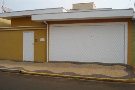 Porta social metálica combinada com fachada